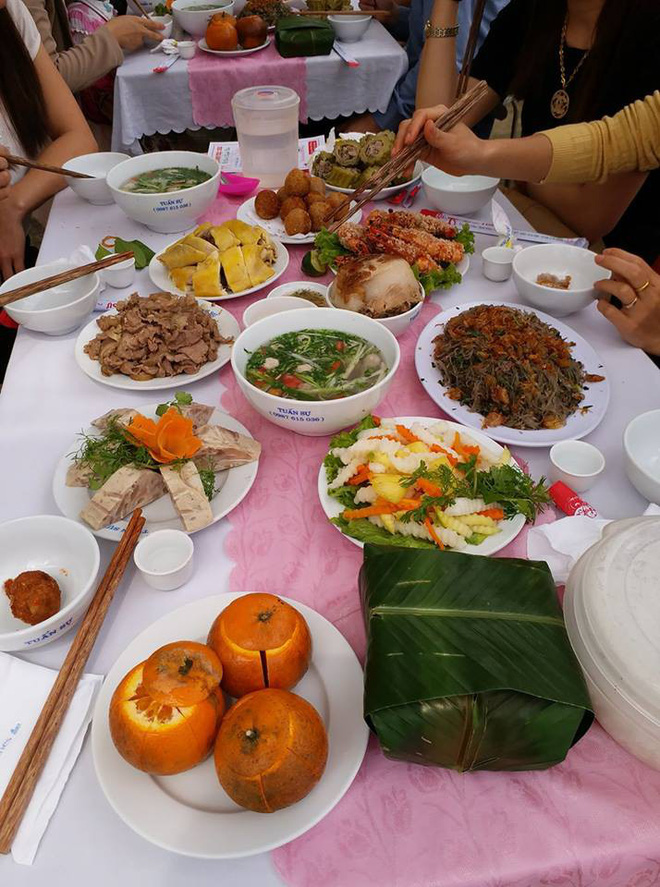 Cô nàng khoe đi ăn cưới cưới toàn đồ biển, dân mạng thi nhau chia sẻ mâm cỗ rồi đoán xem ai quê ở đâu